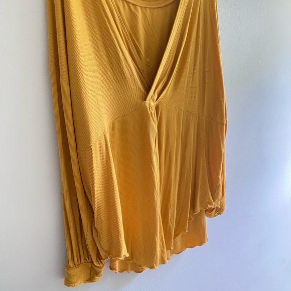 🥂HP🍾 FREE PEOPLE shimmy shake knot open back yellow long sleeve top L like new - Picture 10 of 10